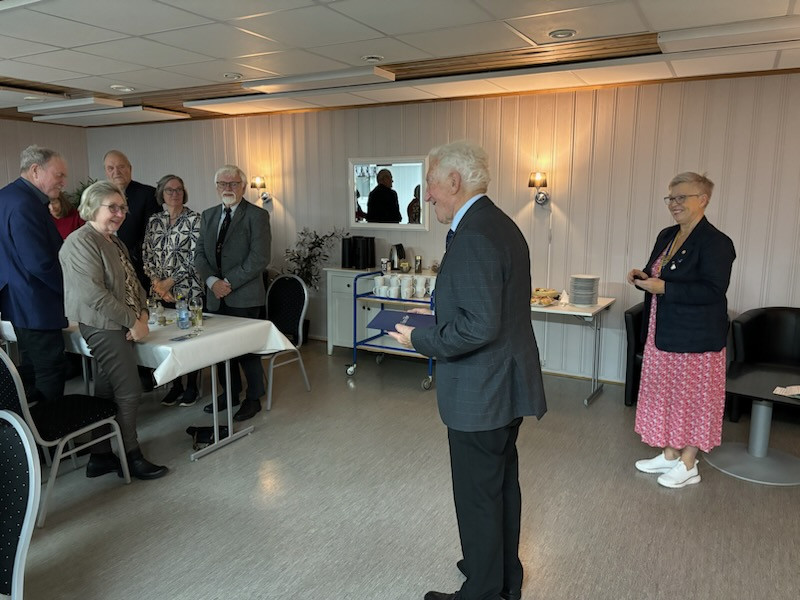 Rolf Brun tildelt Paul Harrisutmerkelsen.